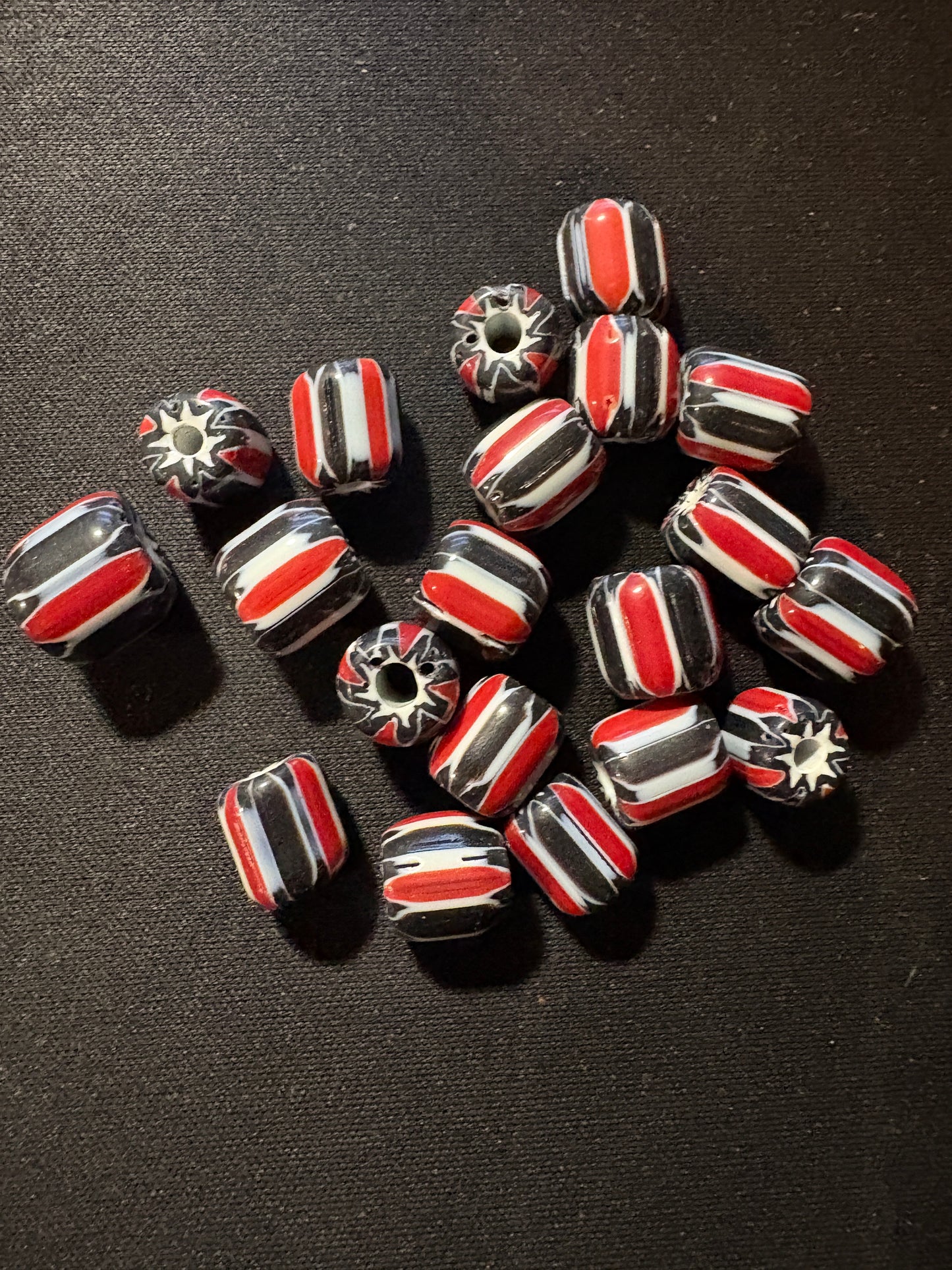 20 Chevrons striped glass beads (s176)- black and red 10mm
