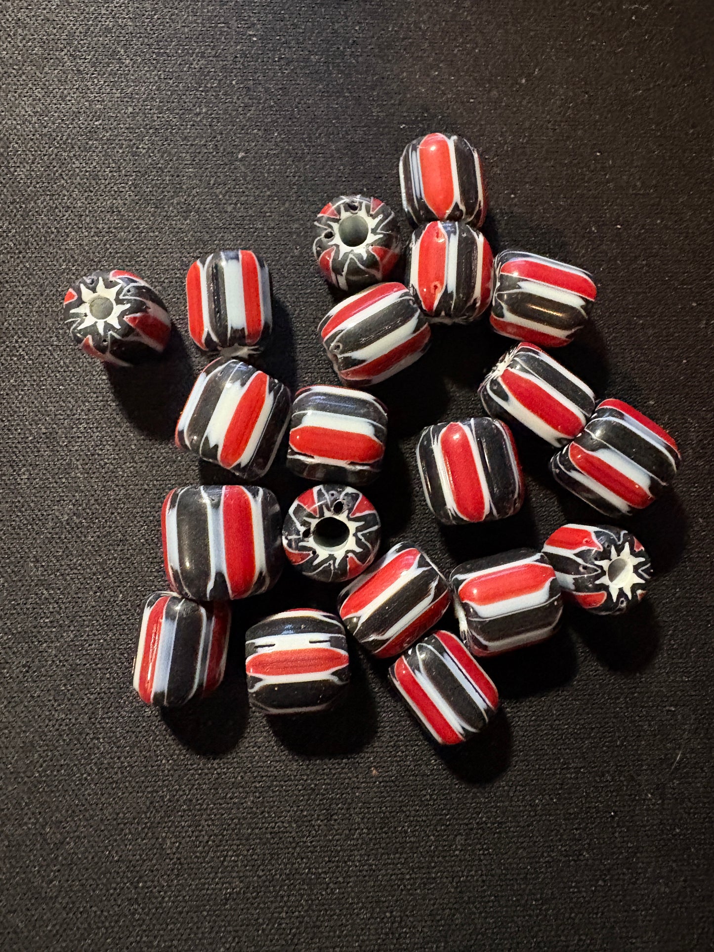 20 Chevrons striped glass beads (s176)- black and red 10mm