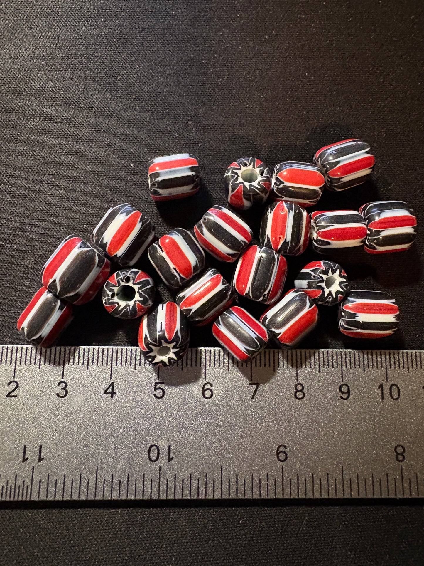 20 Chevrons striped glass beads (s176)- black and red 10mm
