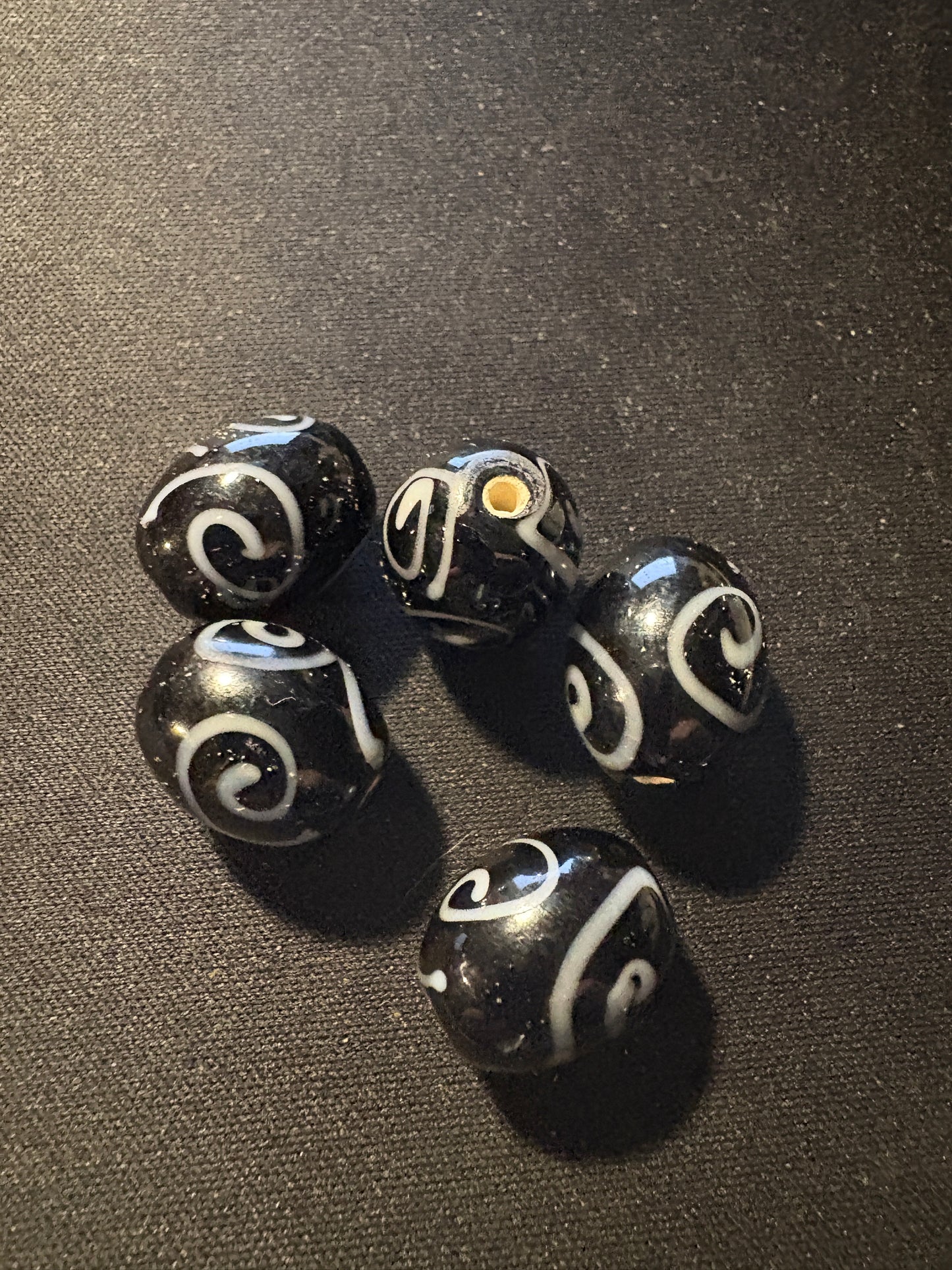 5 Zen Swirl glass beads (s302)- Fancy Rare Art Deco - 15mm