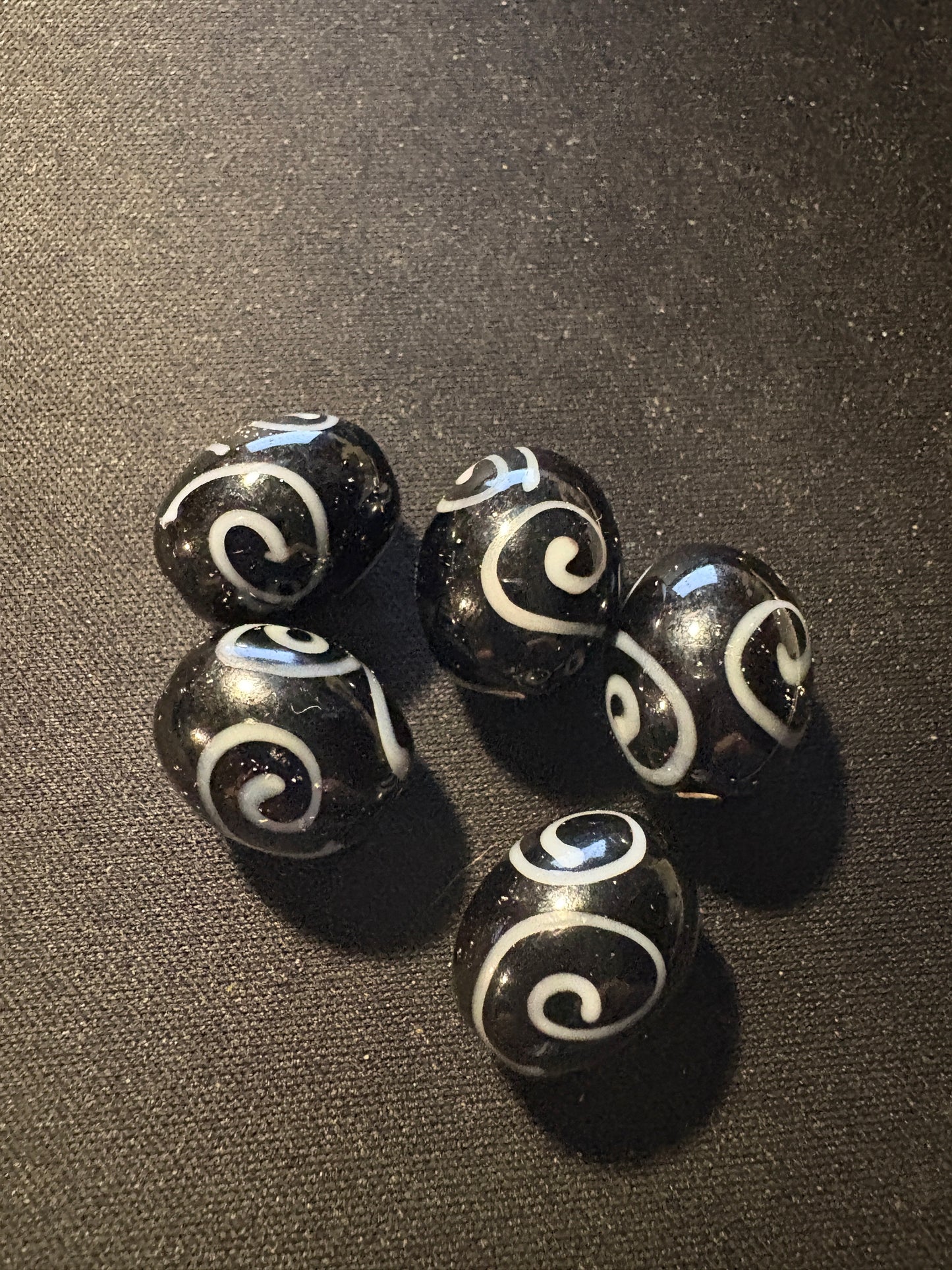 5 Zen Swirl glass beads (s302)- Fancy Rare Art Deco - 15mm
