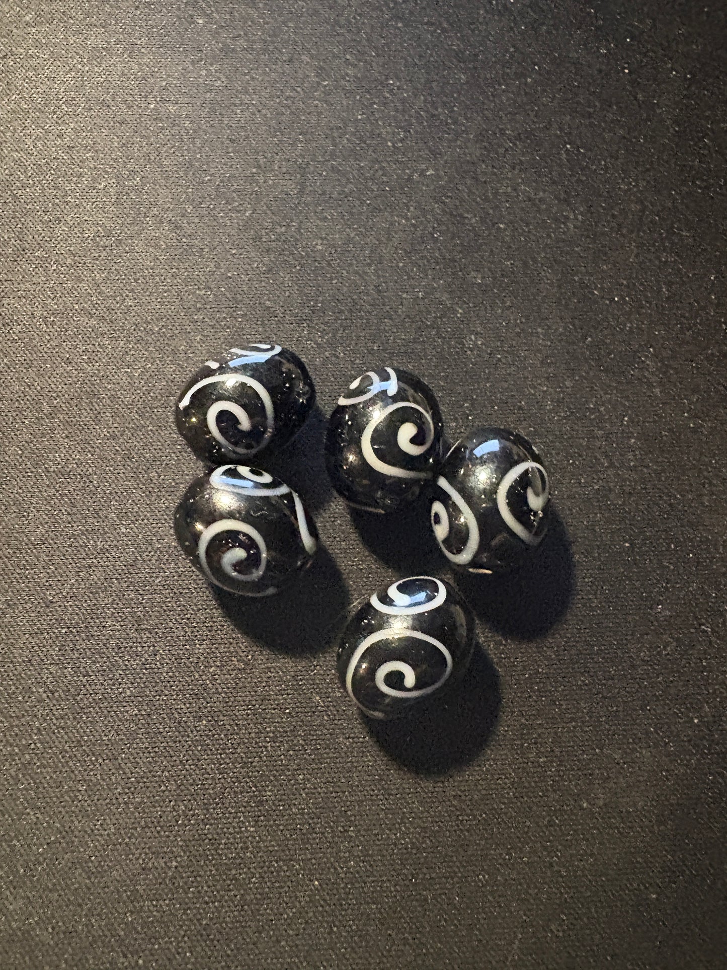 5 Zen Swirl glass beads (s302)- Fancy Rare Art Deco - 15mm