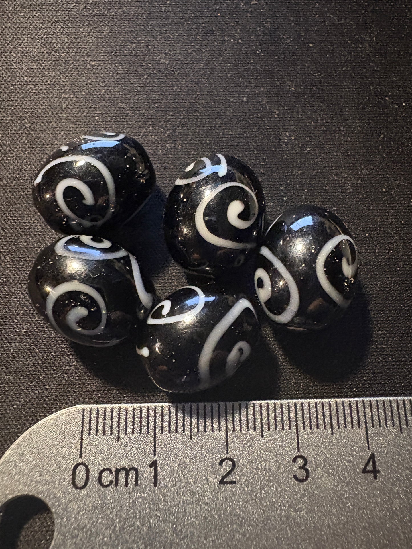 5 Zen Swirl glass beads (s302)- Fancy Rare Art Deco - 15mm