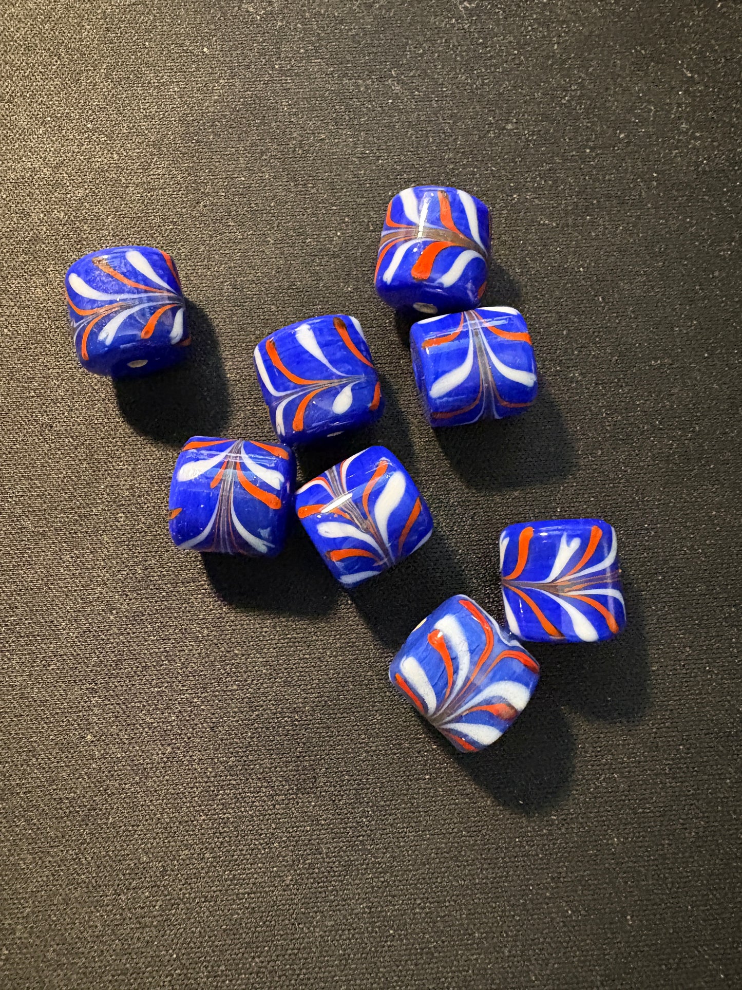 8 glass beads - (S303) feather design Fancy blue- 13mm