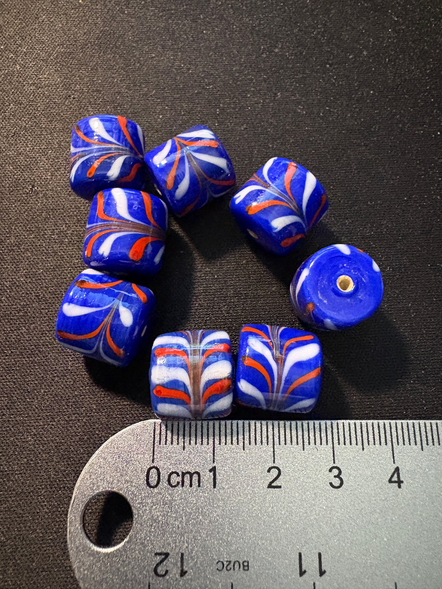 8 glass beads - (S303) feather design Fancy blue- 13mm