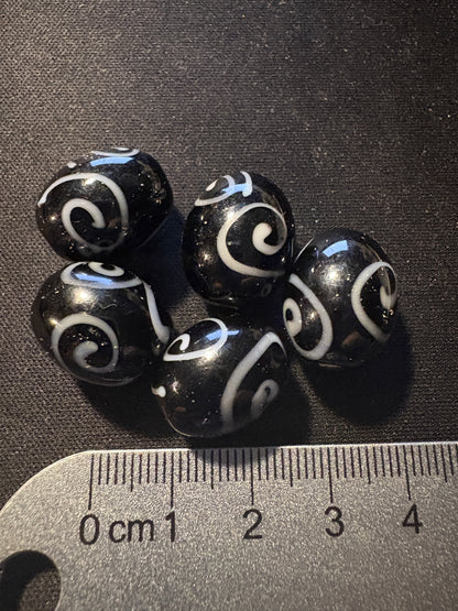 5 Zen Swirl glass beads (s302)- Fancy Rare Art Deco - 15mm